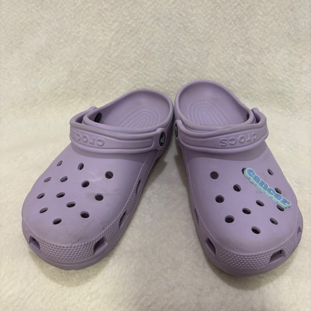 Crocs Classic Clogs Lavender Purple Mens 7 Womens 9 Cancer Zodiac Jibbitz Charm - Picture 5 of 7